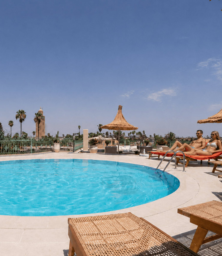 Le Rooftop — piscine vue Koutoubia